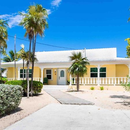 Thatch Hill - Renovated Beach House With Pool, Short Walk To The Rum Point Club Driftwood Village 외부 사진