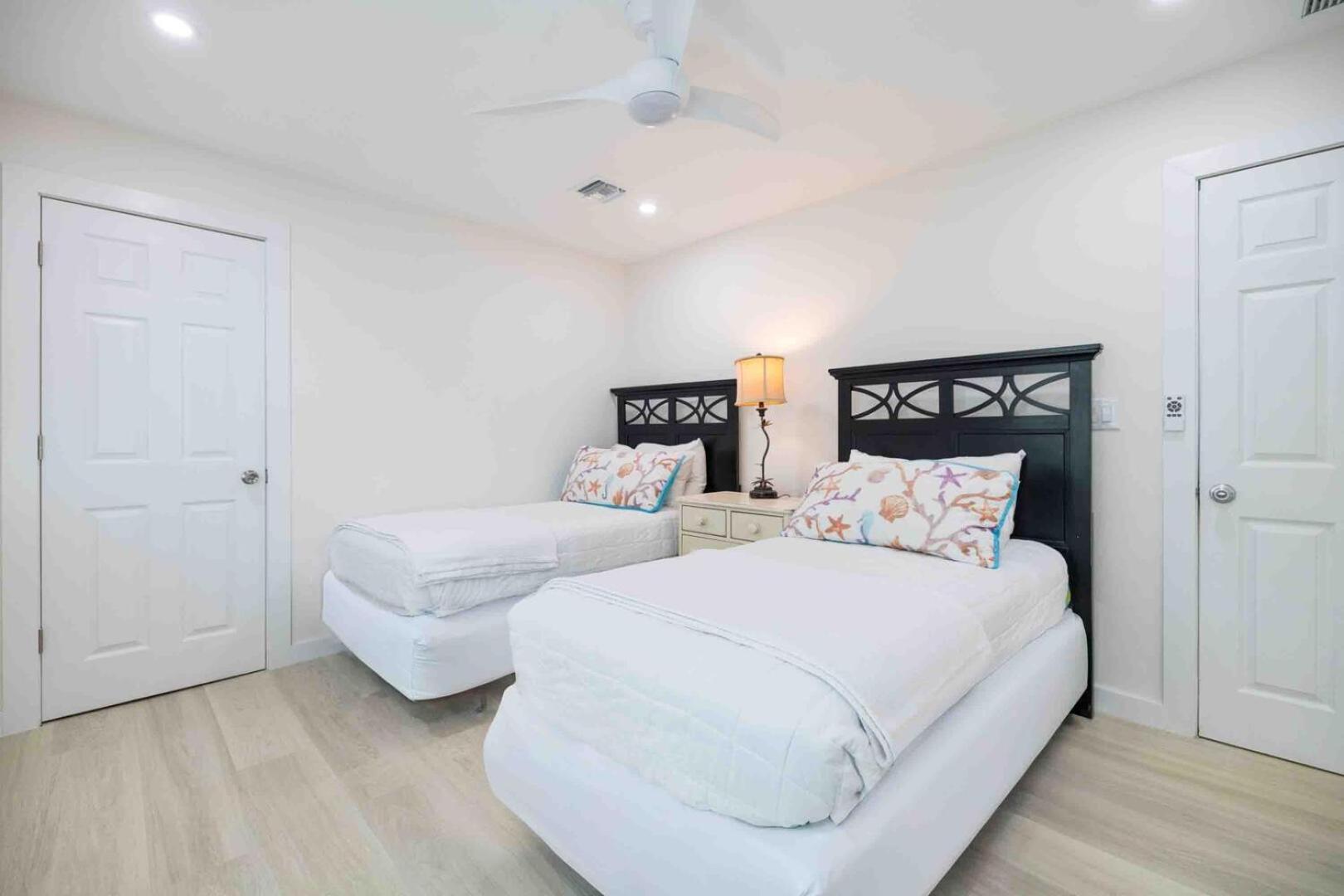 Thatch Hill - Renovated Beach House With Pool, Short Walk To The Rum Point Club Driftwood Village 외부 사진