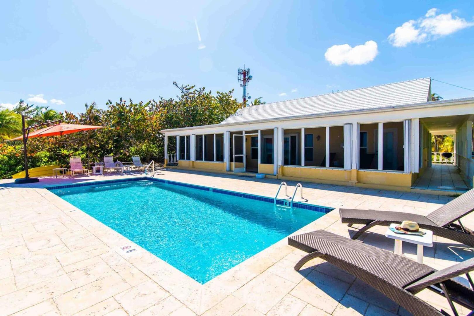 Thatch Hill - Renovated Beach House With Pool, Short Walk To The Rum Point Club Driftwood Village 외부 사진