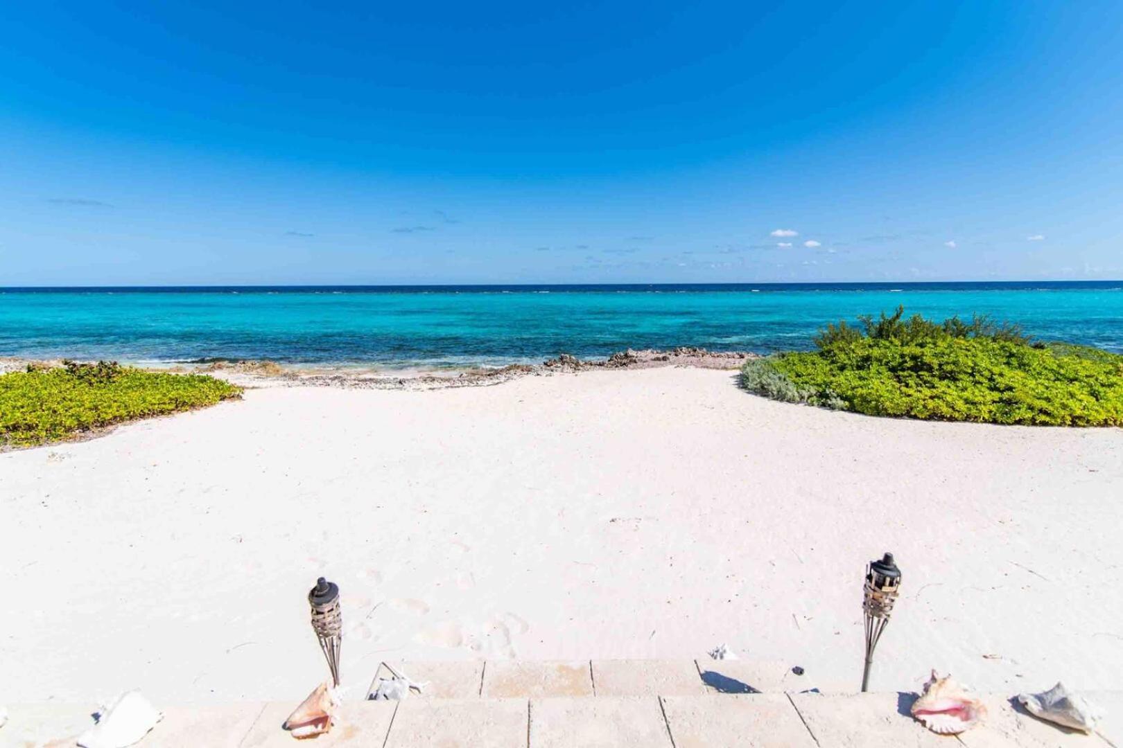 Thatch Hill - Renovated Beach House With Pool, Short Walk To The Rum Point Club Driftwood Village 외부 사진
