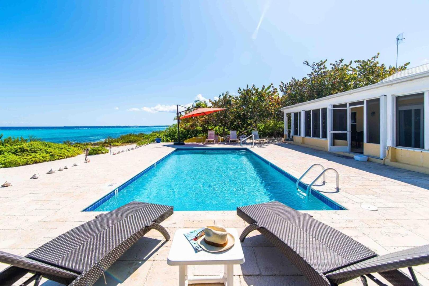 Thatch Hill - Renovated Beach House With Pool, Short Walk To The Rum Point Club Driftwood Village 외부 사진